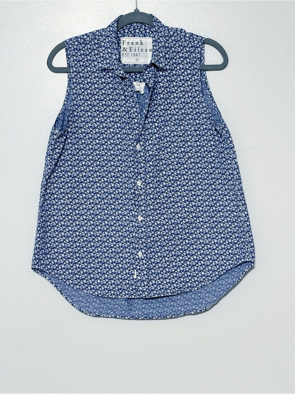 Frank‎ & Eileen Fiona Sleeveless Button Up Top Ditzy Blue Floral Women's Small